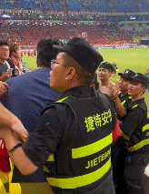 球迷的围殴, 队工作人员, src