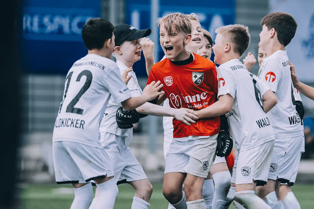 建了多支青, 教育相结合, 为孩子们的